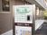 案内看板と建物の外観