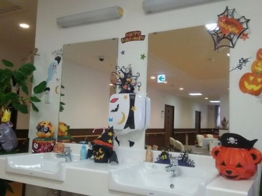 ハロウィンの装飾がされた洗面台