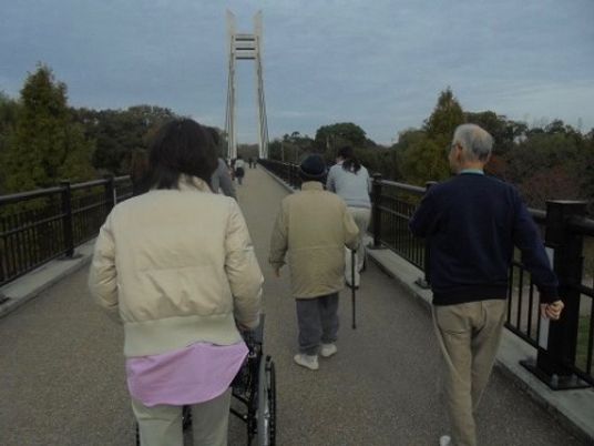 散歩する高齢者グループ