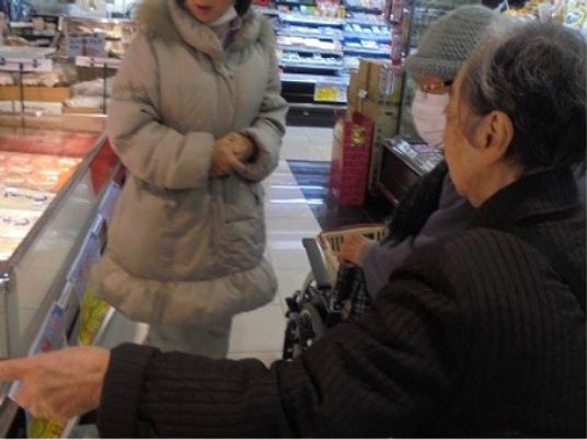 高齢者とスタッフの対話