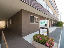 清潔な施設のエントランス