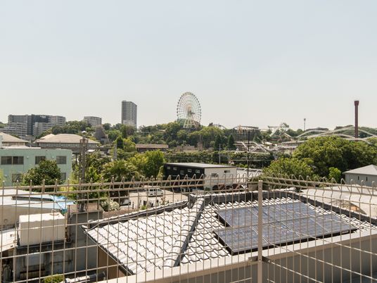 都市の景色と遊園地