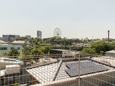 都市の景色と遊園地