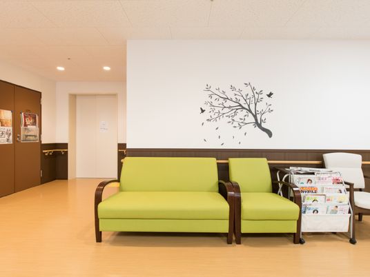 待合室の椅子と壁画