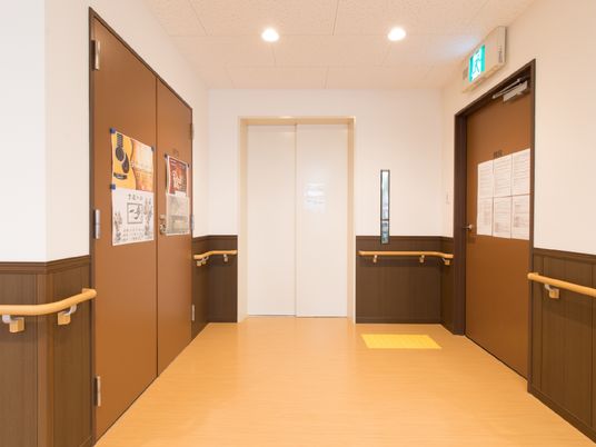 清潔な廊下と掲示物