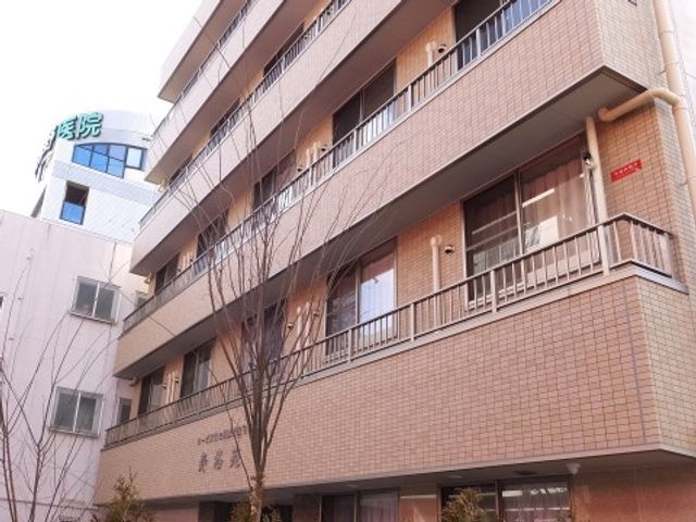 建物正面の外観 外観 落ち着いた色調の建物は、周囲に溶け込むデザインです。バルコニー付きの居室も備え、快適な就業環境が整っています。