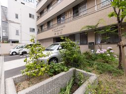 建物と庭の外観