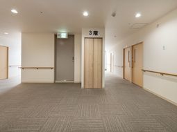 清潔な廊下と部屋の扉