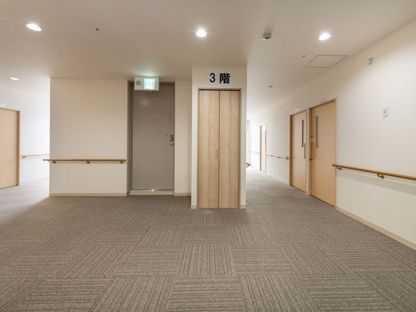 清潔な廊下と部屋の扉