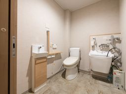 清潔なトイレと洗面台
