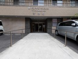 入口と看板の写真