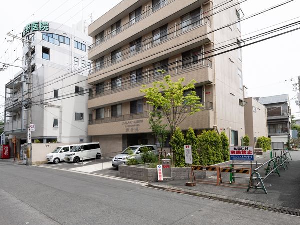 施設の外観と看板