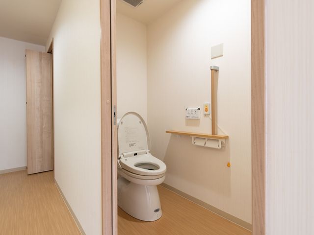 清潔なトイレ空間 トイレ 手すり付きで安心のトイレです。使いやすさを考え、快適な日常生活をサポートしています。