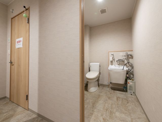 手すり付きトイレの室内 共有トイレ 使いやすさを考えたトイレは、手すりが設置されており、すべての方が安心してご利用いただけます。