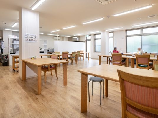 明るい共用食堂の様子