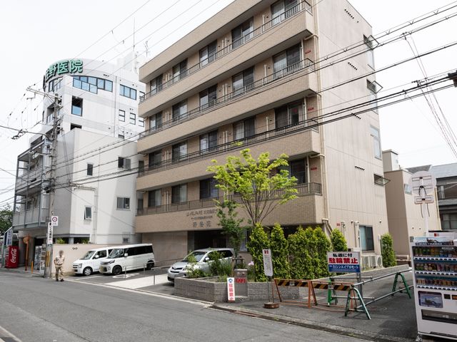 都市型の外観 外観 都心に位置する落ち着いた色合いの建物です。来訪者や職員のための駐車スペースも備えられています。