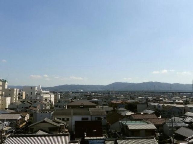 広がる街並みと山並