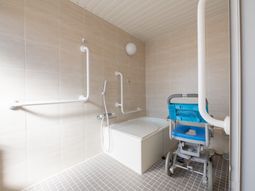 バリアフリー設計の浴室