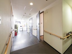 広々とした廊下の様子