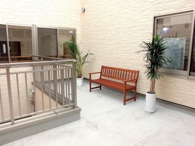 清潔な中庭のベンチ