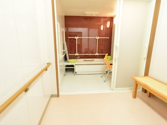 バスルームは浴室と、座れるスペースの2か所のエリアがあり、入居者はゆとりを持って入浴することができる。