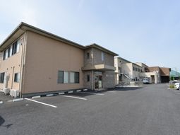 明るい外観の建物