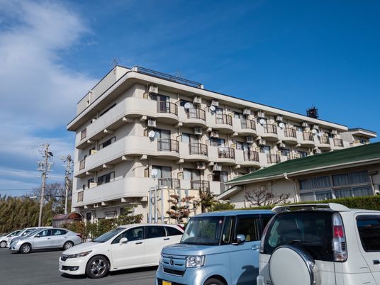 明るい日差しの多層建築
