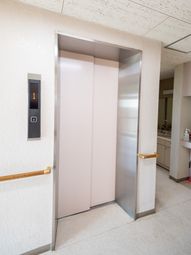 閉じたエレベーターの扉