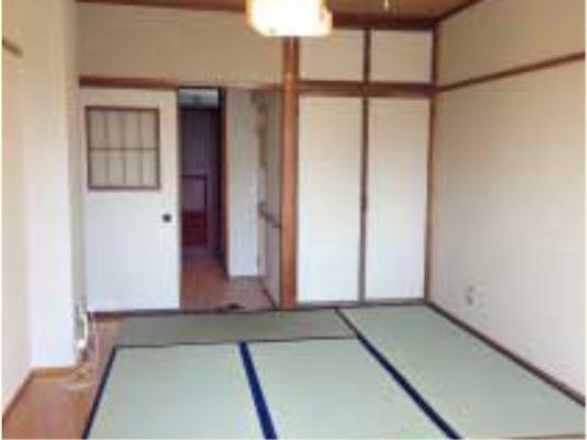 明るい和室の一角