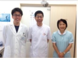 スタッフ三人笑顔立ち姿