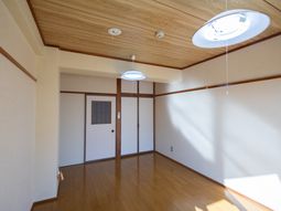 和室の明るい居室