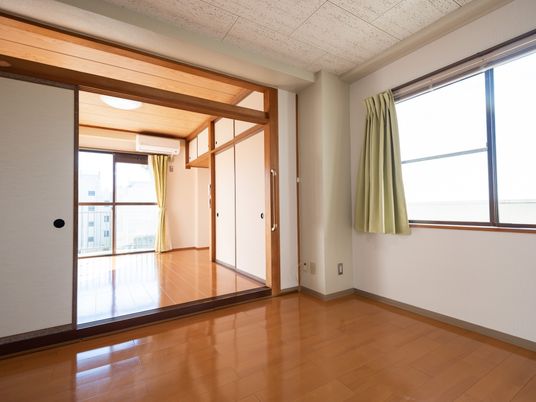木目調の洋室の一室