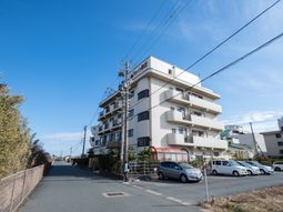 多階層の建物の外観