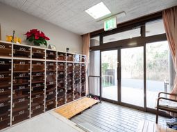 玄関の靴箱と庭の景色