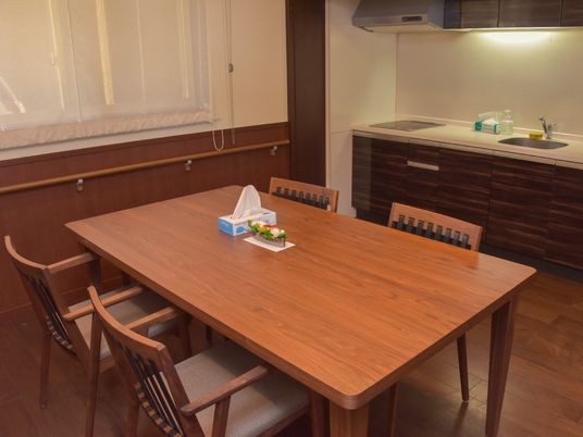 木製テーブルのある部屋