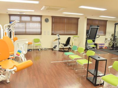 機能訓練室の明るい設備