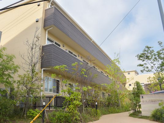 明るい外観の建物