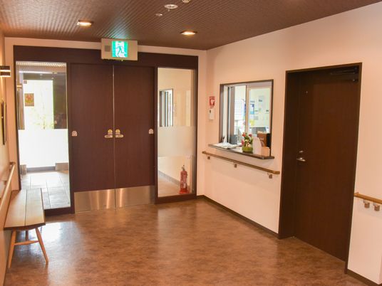 エントランスの明るい通路