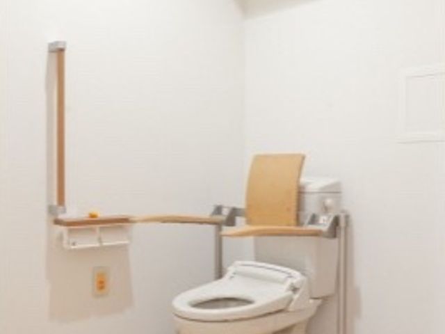 バリアフリー設計のトイレ トイレ 安全を考えた手すり完備のトイレです。ご高齢の方や体の不自由な方でも快適にお使いいただけます。