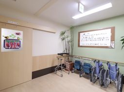 廊下に車椅子と掲示物