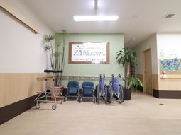 廊下に並ぶ車椅子