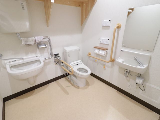 バリアフリー設計のトイレ トイレ 安全かつ快適な使い心地を整えたトイレです。手すりや高さ調節機能を備え、すべての方が利用しやすい環境を提供しています。