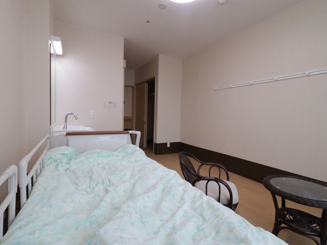 居心地の良い居室 居室 ゆったりとしたベッドと清潔感のある室内で、穏やかな日々を過ごせる空間です。サイドテーブルと椅子も備えております。
