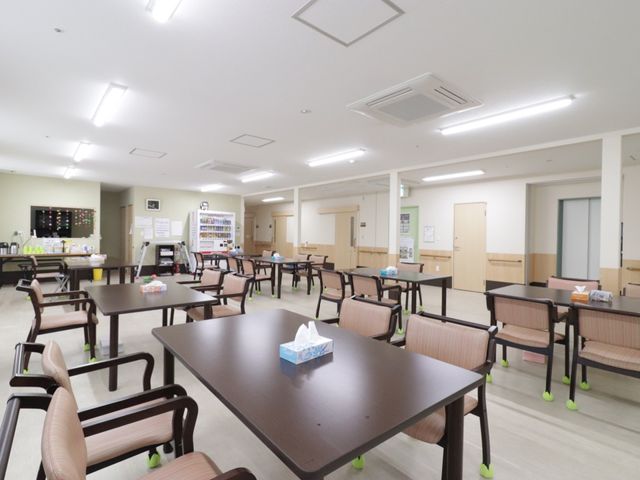 共有スペースの明るい居室 食堂 広々とした食堂は清潔感があり、明るい光が差し込む癒しの空間です。ご利用者が集い、ゆったりとした時間をお過ごしいただけます。