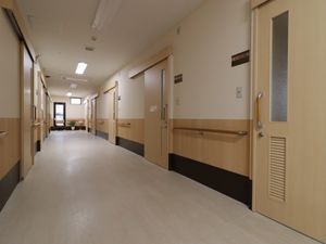 廊下の明るい清潔感