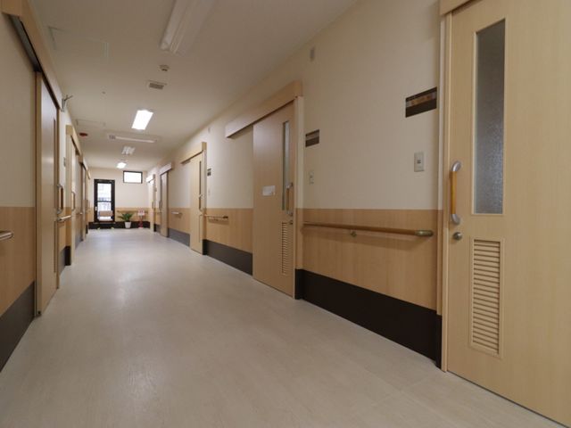 廊下の明るい清潔感 通路 手すりがついた安全な廊下です。足元にも配慮された設計で、快適に過ごせる空間を実現しています。
