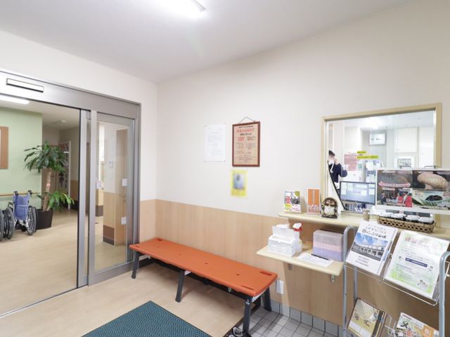 エントランスと受付の様子 玄関 ガラス戸を開けると、機能的な受付スペースが目に入ります。ここは来訪者を温かく迎える場所です。