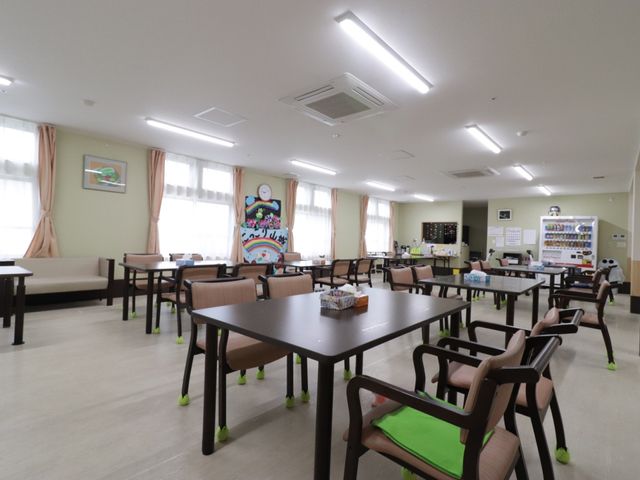 広々とした明るいダイニング 食堂 清潔感のあふれるダイニングで、広々とした空間でお食事を楽しむ環境です。窓からの自然光が心地よさをもたらしております。