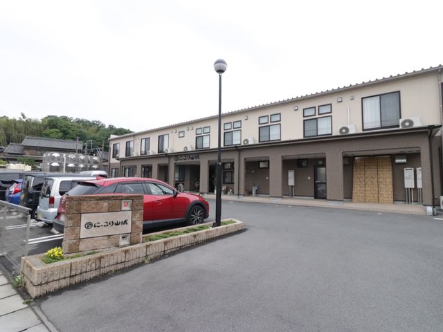 外観の一軒建て建物 外観 落ち着いた色合いの建物前には駐車場が広がり、訪れる人々の利便性を考慮した構造です。