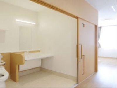 清潔な居室のドア